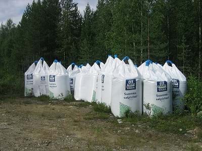 a large groiup of fertilizer to get used on crops https://greener4life.com/